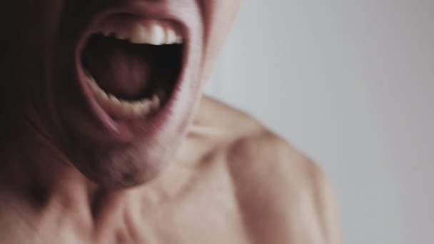 Close-up van monding van Angry Man schreeuwen op witte achtergrond. Gevaar geweld - Video