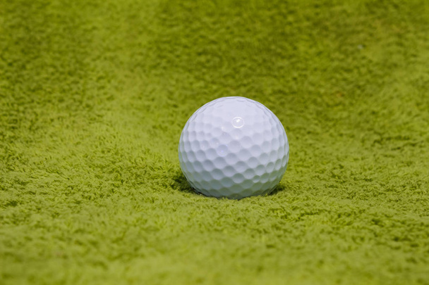 μπάλα του γκολφ στο γρασίδι - Φωτογραφία, εικόνα
