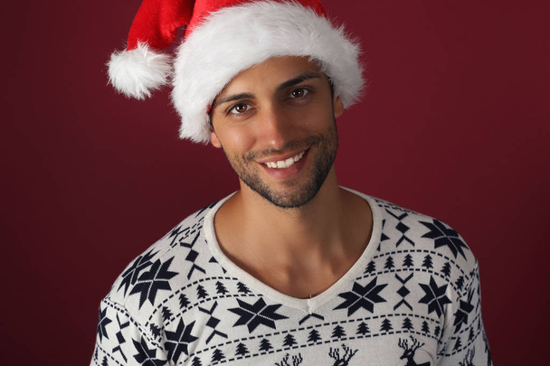 Santa kalap-szép mosolygó ember  - Fotó, kép