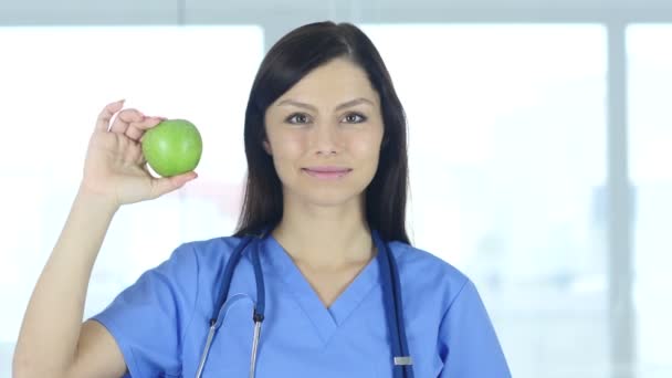 Arzt mit grünem Apfel als Ausdruck eines gesunden Lebensstils - Filmmaterial, Video
