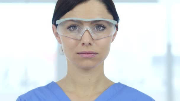 研究の科学者、医師は、保護メガネを着用のクローズ アップ - 映像、動画