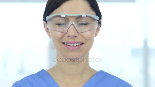 保護メガネの医師、科学者の笑顔をクローズ アップ - 映像、動画