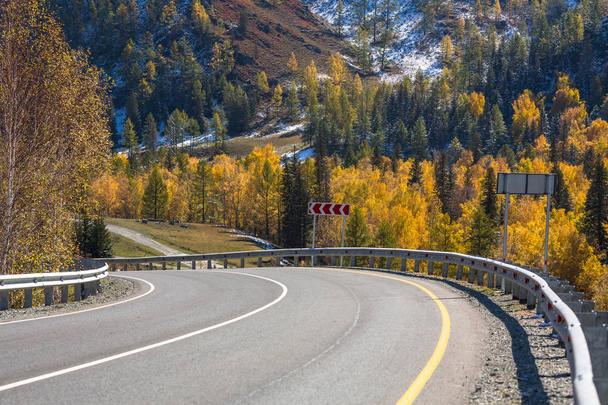 アルタイ山脈と中高速道路 - 写真・画像