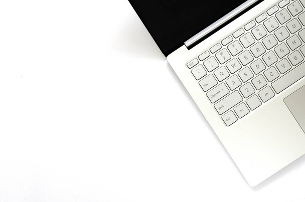 Laptop με μαύρη οθόνη σε λευκό φόντο. - Φωτογραφία, εικόνα