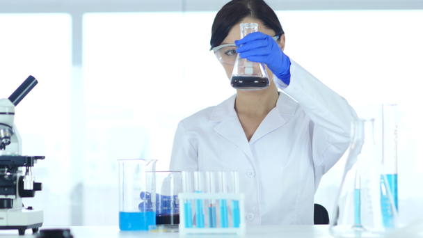 Vrouw wetenschapper bezig onderzoek en reactie in laboratorium - Video