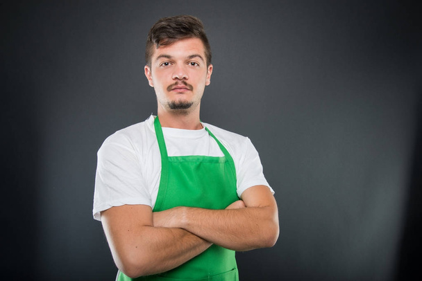 Retrato de atraente masculino supermercado empregador com braços cruzados
 - Foto, Imagem