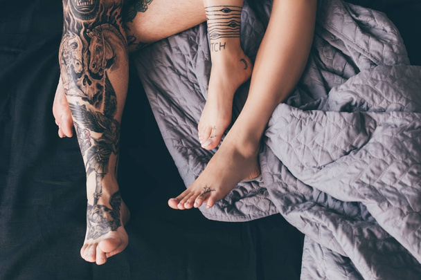 pareja tatuada en la cama
 - Foto, Imagen