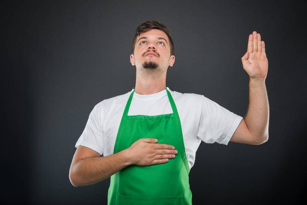 Ritratto di attraente datore di lavoro del supermercato che fa il gesto giuramento
 - Foto, immagini