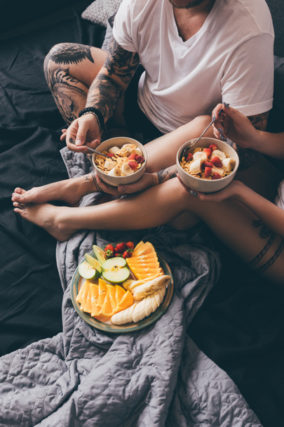 Pareja desayunando sano en la cama
 - Foto, Imagen