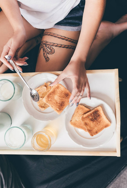 vrouw eten toast - Foto, afbeelding