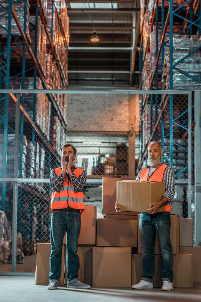 trabajadores de almacén con cajas
 - Foto, Imagen