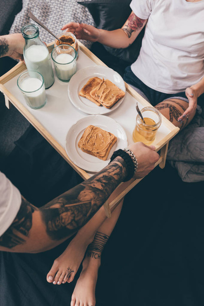 man with breakfast in bed for girlfriend - Foto, Bild