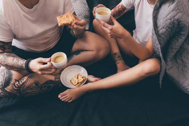 pareja con tostadas y café en la cama
 - Foto, Imagen