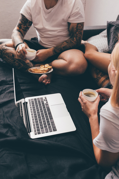 couple drinking coffee in bed in morning - Fotografie, Obrázek