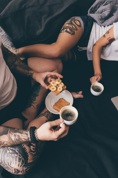 пара з тостами і кавою в ліжку
 - Фото, зображення