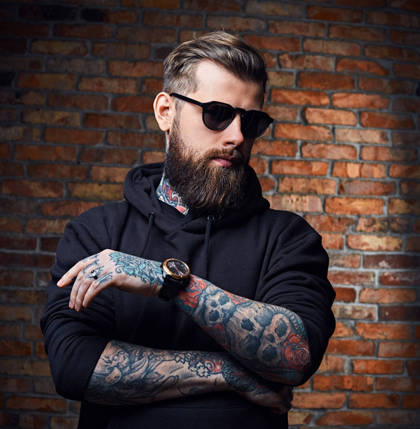 Moderne bebaarde hipster man in hoodie  - Foto, afbeelding