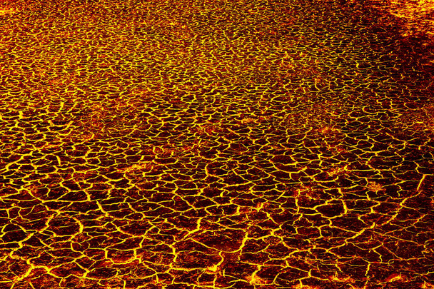 warmte rode gebarsten grond textuur na uitbarsting vulkaan - Foto, afbeelding