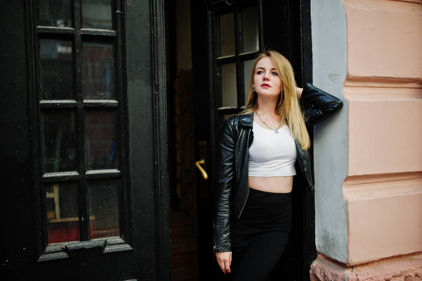 Elegant blonde girl wear on black leather jacket posing at stree - Foto, Imagem