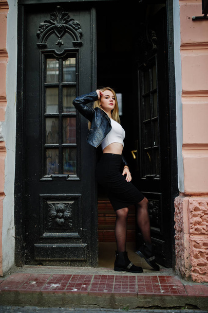 Elegant blonde girl wear on black leather jacket posing at stree - Foto, Imagen