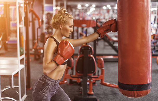 Female boxer training in gym - 写真・画像