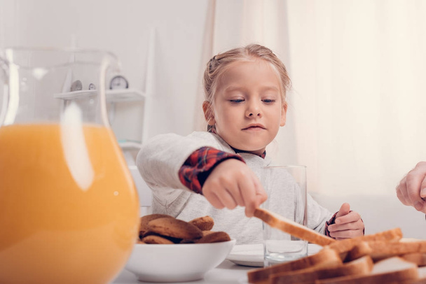 kid eating toasts - Fotoğraf, Görsel