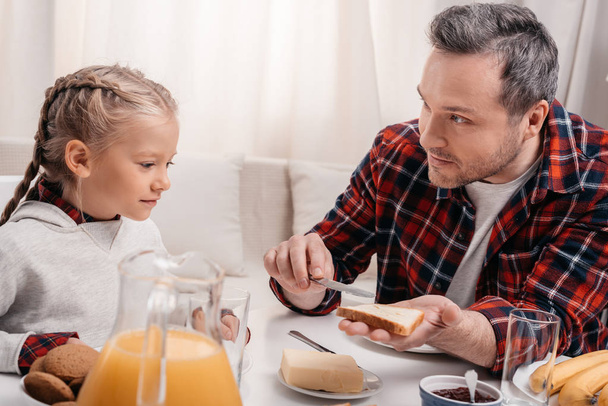 Отец и дочь завтракают
 - Фото, изображение