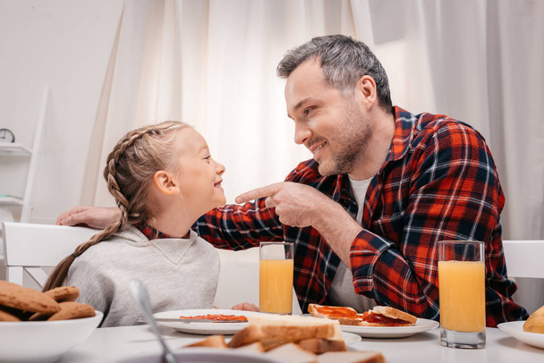 father and daughter having breakfast - Фото, зображення
