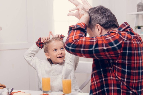 father and daughter having breakfast - Foto, Imagem