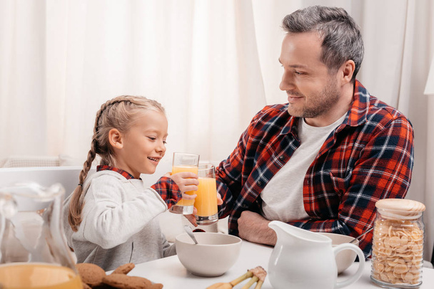 Padre e figlia che fanno colazione
 - Foto, immagini
