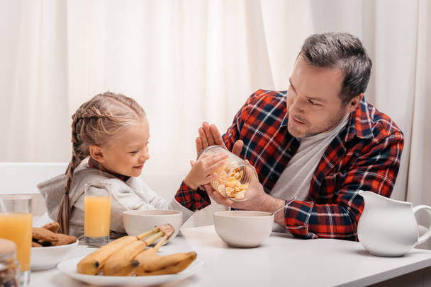 father and daughter having breakfast - Foto, Bild