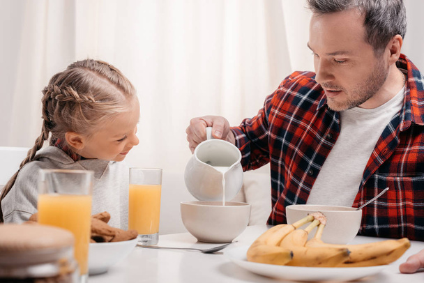 ο πατέρας και η κόρη έχοντας πρωινό - Φωτογραφία, εικόνα