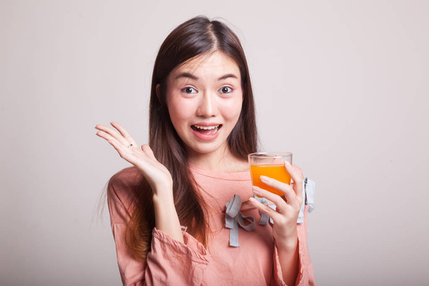 Happy Young Asian woman drink orange juice. - Zdjęcie, obraz
