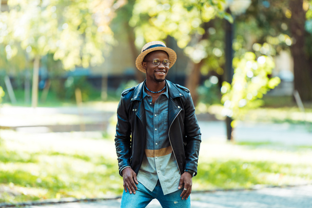 Afro-Amerikaanse man in stro hoed - Foto, afbeelding