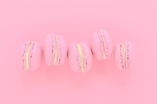 five pink macaroons homemade, on pink background, top view - Foto, afbeelding
