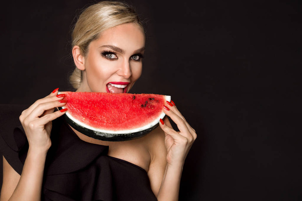 Gyönyörű női modell tökéletes arca és sima bőr ellátás, gazdaság és étkezési gyümölcs görögdinnye - Fotó, kép