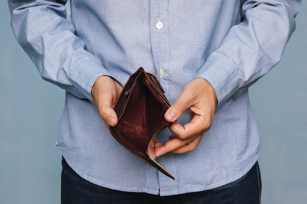 Úpadek - Podnikatel držící prázdnou peněženku - Fotografie, Obrázek