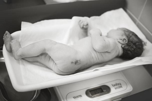 Yeni doğan bebek üzerinde ölçekler döşeme - Fotoğraf, Görsel