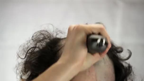 Az ember leborotválja a fejét, a Overdrive mód közelről - Felvétel, videó