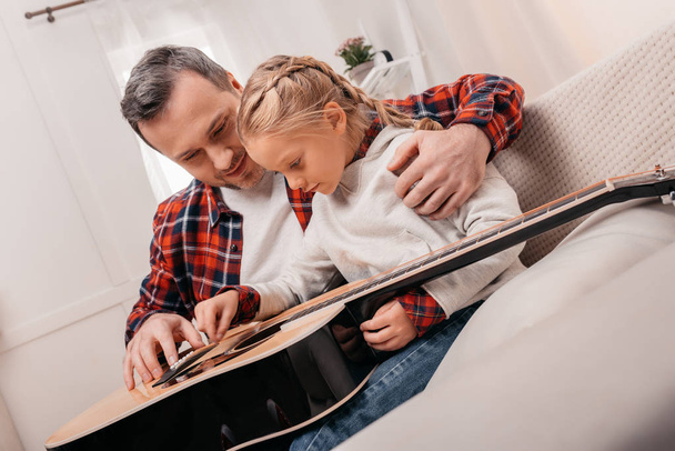 ο πατέρας και η κόρη που παίζει κιθάρα - Φωτογραφία, εικόνα