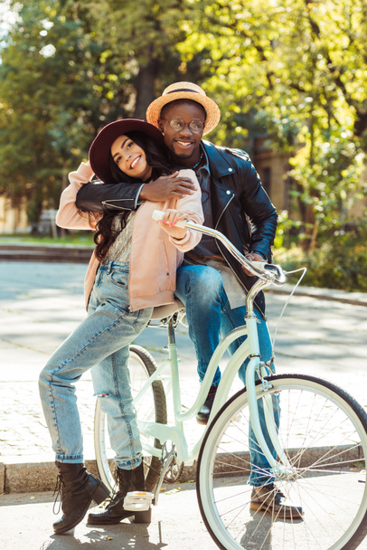Novio de pie con la bicicleta y la novia abrazo
 - Foto, Imagen