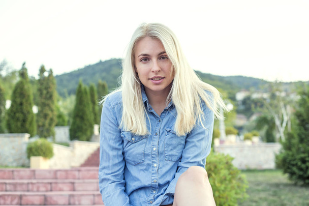 Portrait d'une belle blonde - Photo, image
