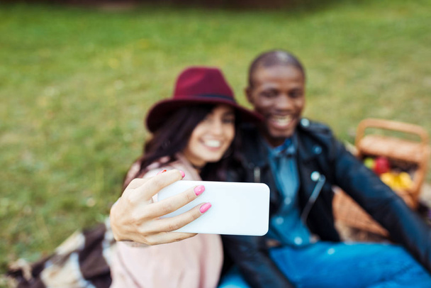 pareja multicultural tomando selfie
  - Foto, Imagen