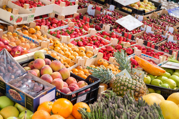 Fresh organic fruits and vegtables. - Foto, Bild