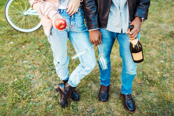 Couple debout avec pomme, verres et champagne
  - Photo, image