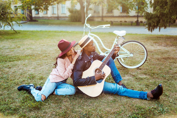 Boyfriend playing guitar for girlfriend - Foto, Imagen