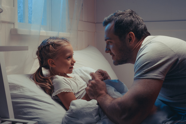 father and daughter at bedtime - Φωτογραφία, εικόνα