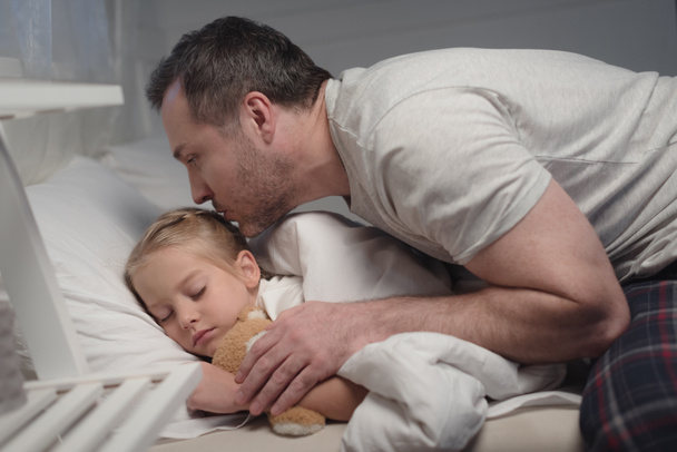 father and daughter at bedtime - Foto, Imagen