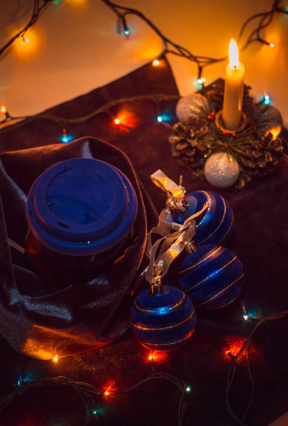 Neujahrstee. Tasse mit Tee auf dem Hintergrund einer Girlande - Foto, Bild