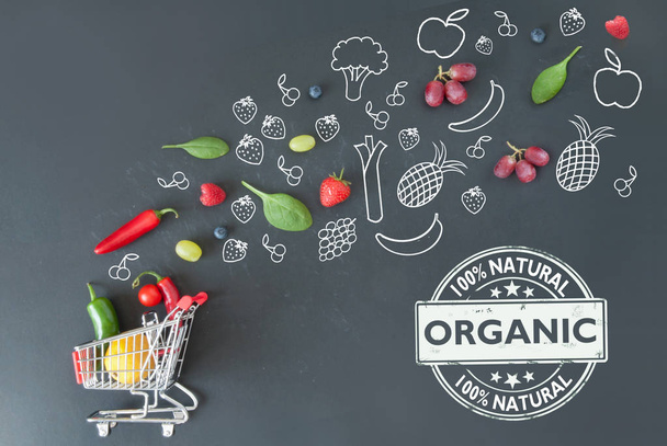 Organic groceries over a blackboard - Valokuva, kuva