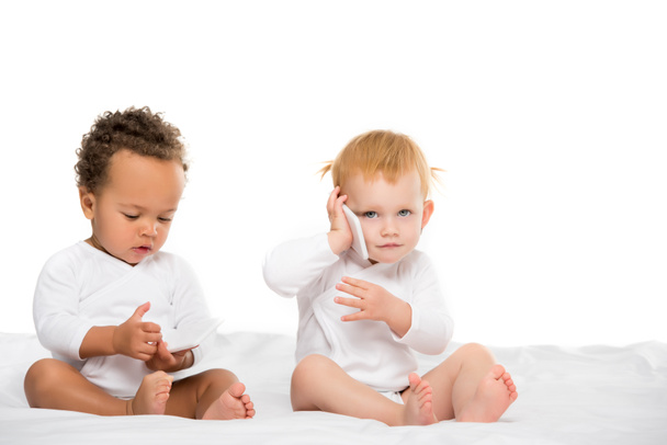 multikulturális kisgyermekek digitális okostelefonok - Fotó, kép